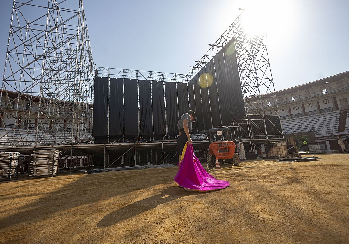 El novillero cacereño Darío Romero entrena sobre el albero de la Plaza de Toros con el escenario montado para el concierto de Rozalén de este viernes.