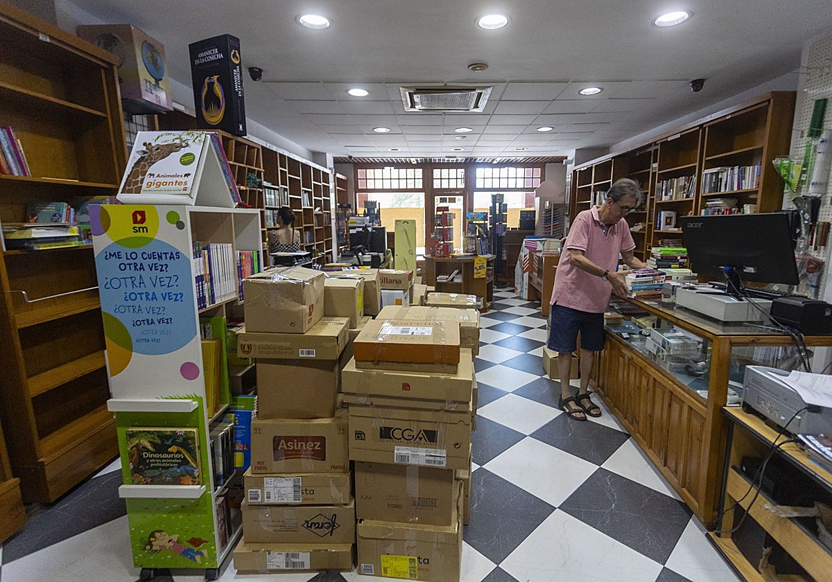 Agúndez recoge el material de su establecimiento en la avenida Antonio Hurtado.
