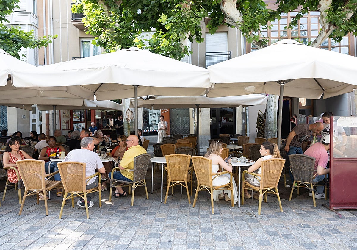 El mayor descenso del paro se registra en el sector servicios.