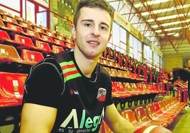 Álvaro Palazuelos en su etapa en el Grupo Alega Cantabria.