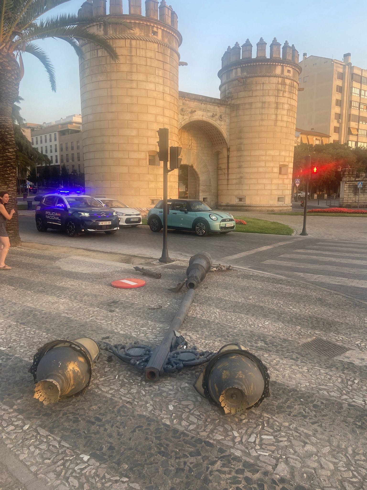 La farola derribada junto a Puerta de Palmas.