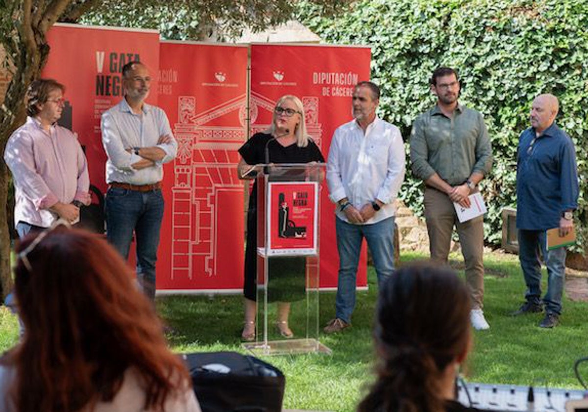 Presentación del festival Gata Negra este miércoles en los jardines del Palacio de Carvajal.