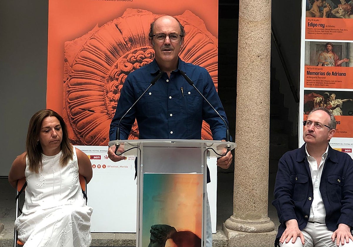 La concejala emeritense Silvia Fernández, Antonio Marín, del Cemart, y Jesús Cimarro, director del Festival de Mérida.