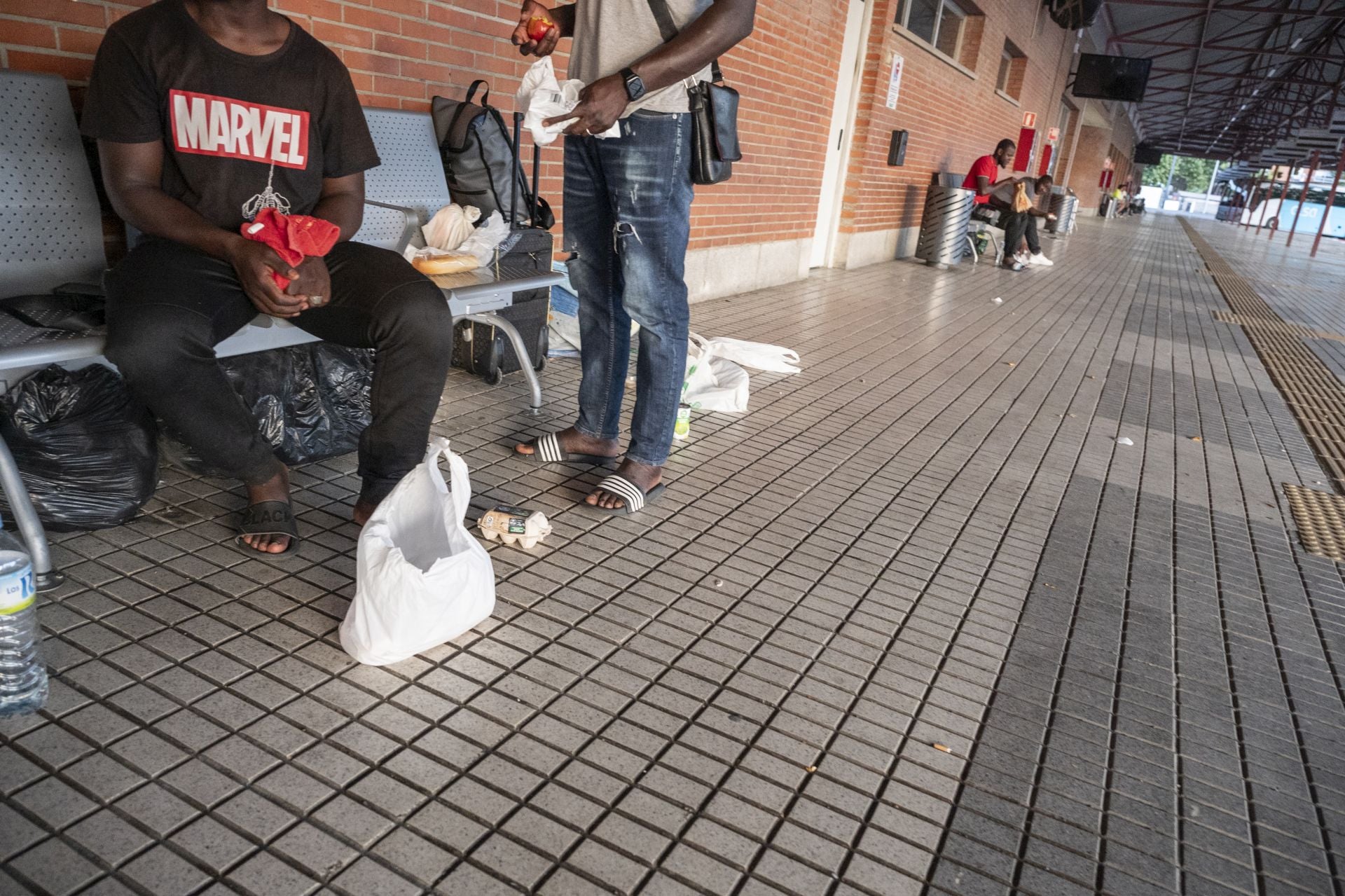 Imagen secundaria 2 - En la estación de autobuses de Badajoz viven una veintena de personas