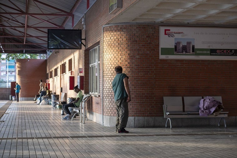 En la estación de autobuses de Badajoz viven una veintena de personas