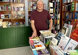Antonio 'Buscón', en su librería de barrio en Cáceres.