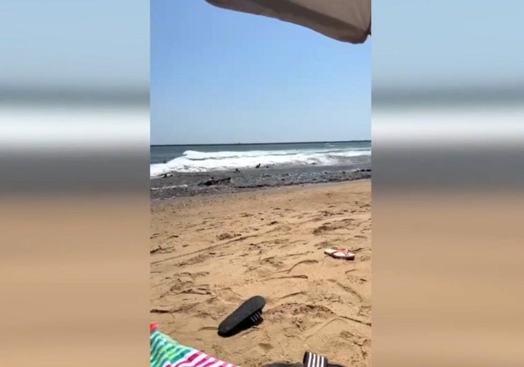 Susto en la playa de Mazagón: una ola descontrolada deja varios heridos
