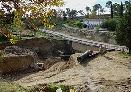 La obra del Rivillas, parada, volverá a tener operarios en unos días.