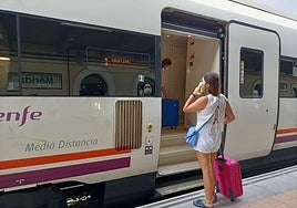 Un incendio obliga a cortar la circulación de trenes entre Mérida y Aljucén durante dos horas