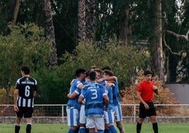 Los jugadores del Puebla celebran uno de los dos goles ante el Badajoz en pretemporada.