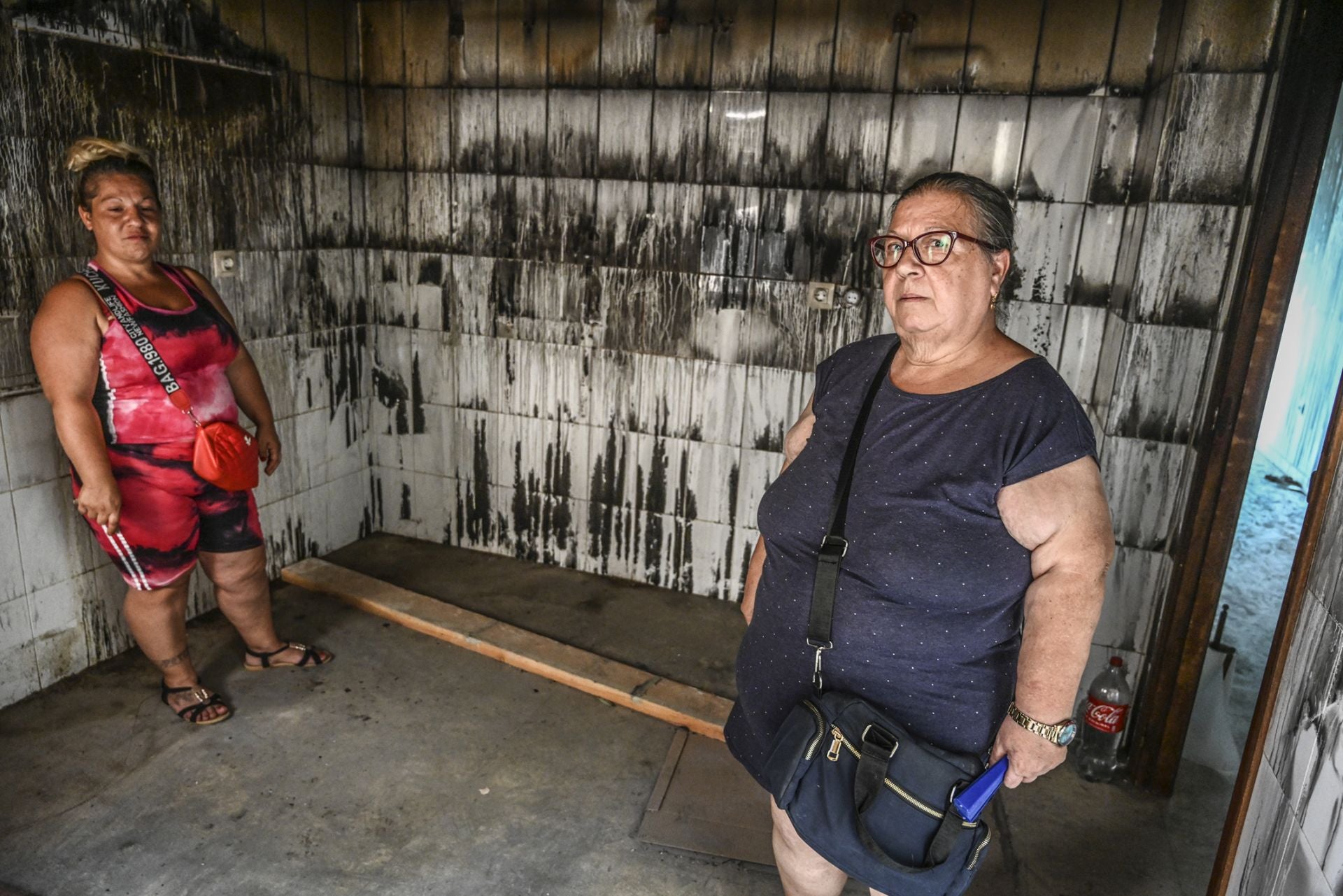 Imagen secundaria 1 - Adela Castaño vive en la calle desde que el fuego quemó su casa en 2024