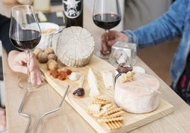 Tabla de quesos y vinos de la región.