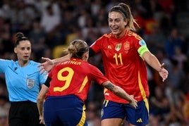 Alexia busca un abrazo de Esther tras anotar su gol,