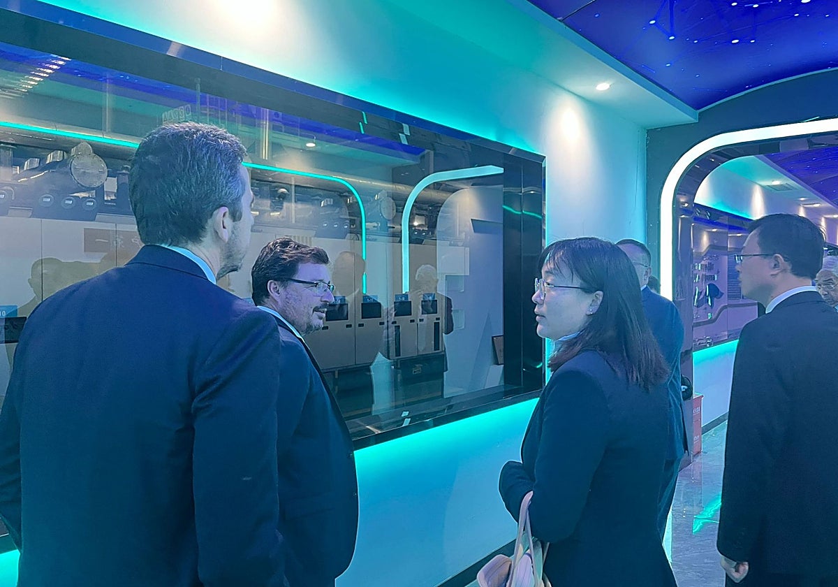 Visita de una delegación de la Junta de Extremadura a las instalaciones de Hunan Yuneng en China.