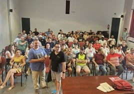 Asamblea de trabajadores esta mañana en la Casa de Cultura de Salvatierra para hablar del ERTE en Pollos Cano.
