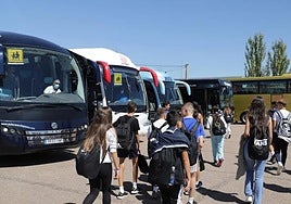 Alumnos usuarios de rutas de transporte escolar en la región.