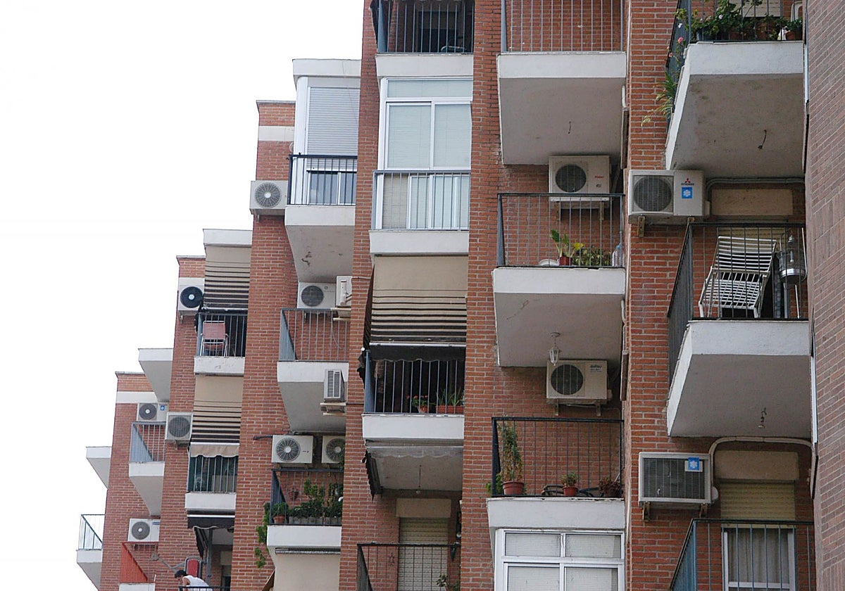 Bloque de viviendas en Extremadura lleno de aparatos de aire acondicionado.