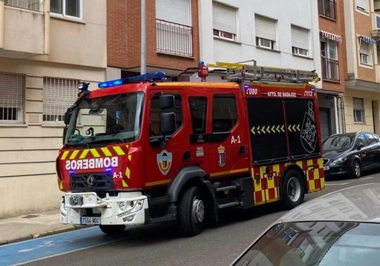Un incendio de pastos alerta a los vecinos del Cerro de San Miguel de Badajoz