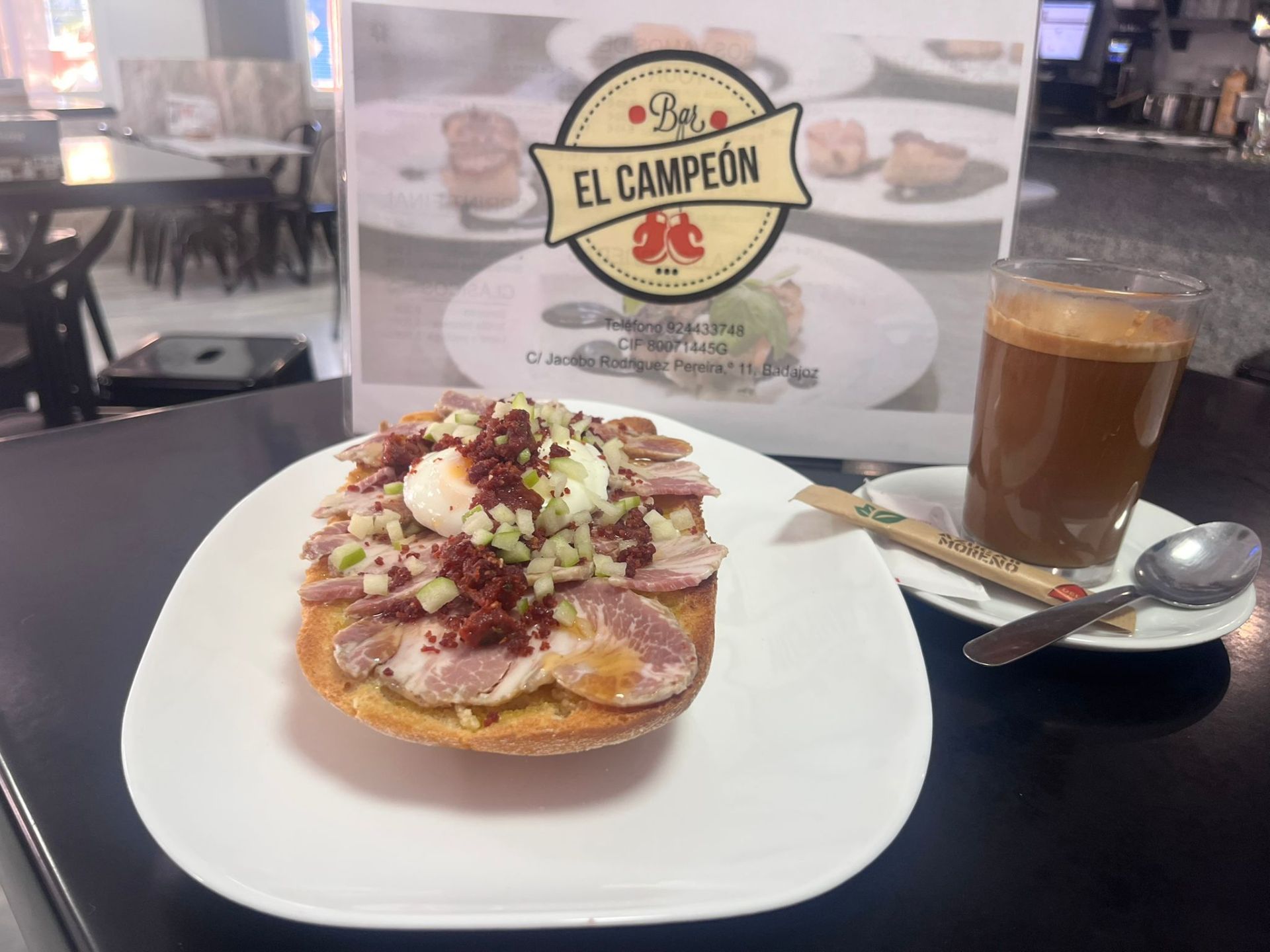 Tostada con ingredientes especiales y personalizados como la cabezada este año su nombre hace referencia a otro campeón Nadal: Cuentan con opción de pan sin gluten, tomate seco, jamón ibérico, cabezada, miel, manzana y huevo y AOVE