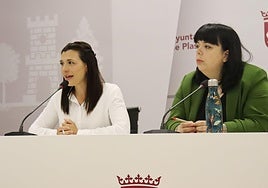 Elena Mejías, a la derecha.