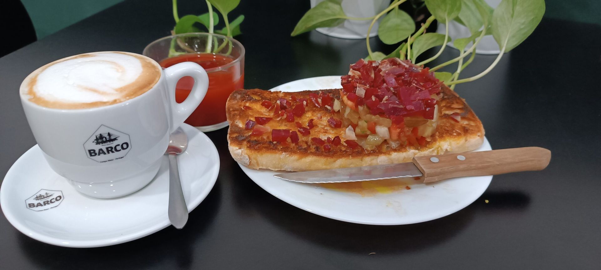 Tartar de tomates con melón y jamón con su chupito de gazpacho
