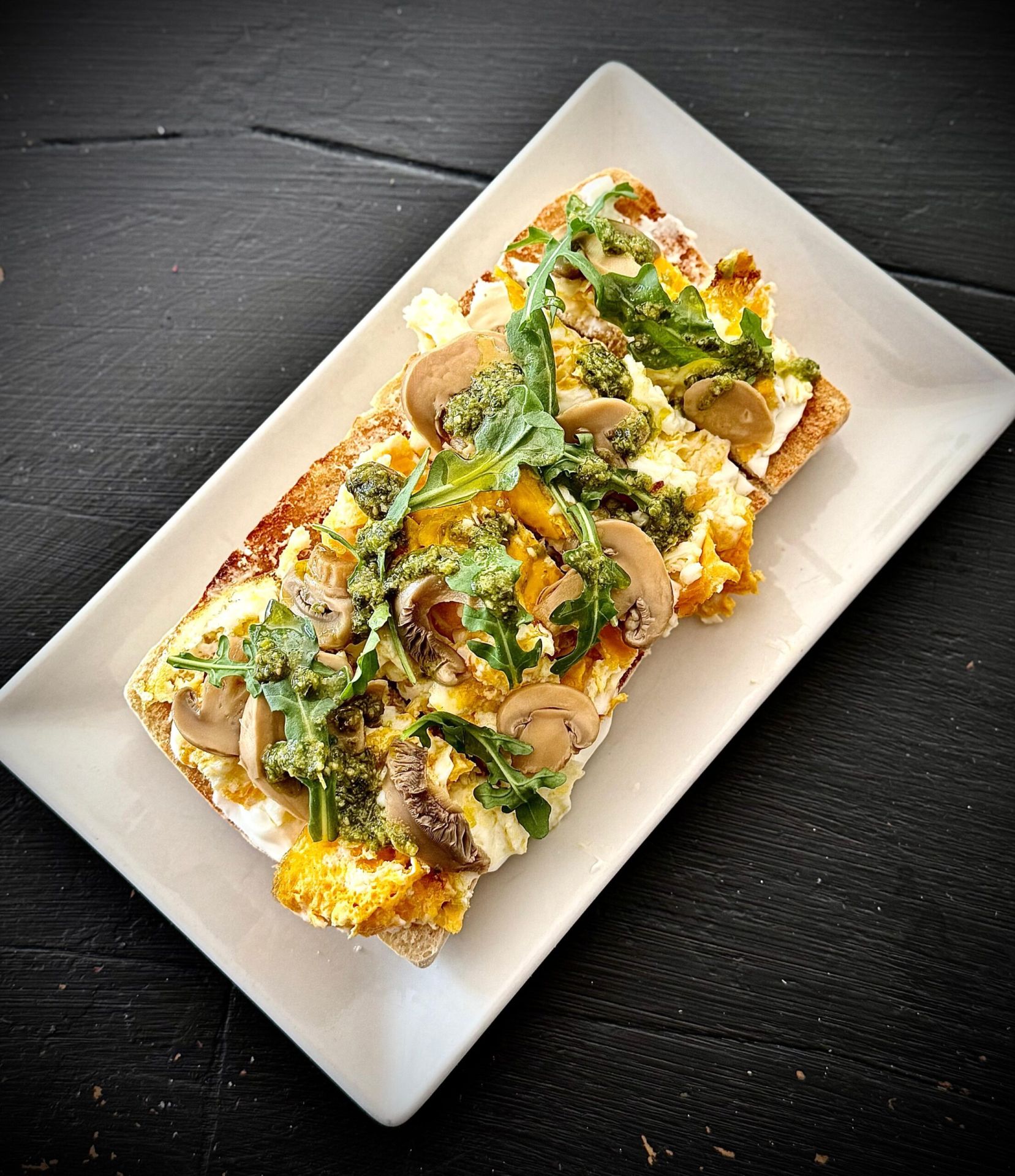 Pan / Pan Sin Gluten, Queso Crema, Huevos Revueltos, Champiñones, Rúcula y Pesto