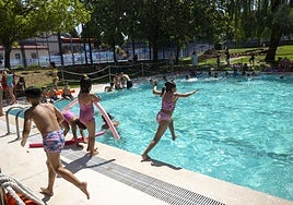 Participantes en los campamentos urbanos municipales en la piscina de Pinilla.