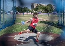 Israel Pérez lanza el disco desde la jaula en La Granadilla.