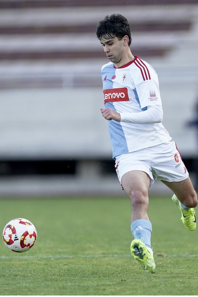 Manu Rivas en un partido con el Compostela, club del que procede.