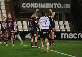 Álvaro Juan celebrando el gol ante el Yeclano esta temporada en el Romano.
