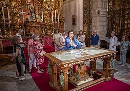 Visitantes anoche ante la piedra de onix cortada del altar mayor donde supuestamente se ve un cristo crucificado.