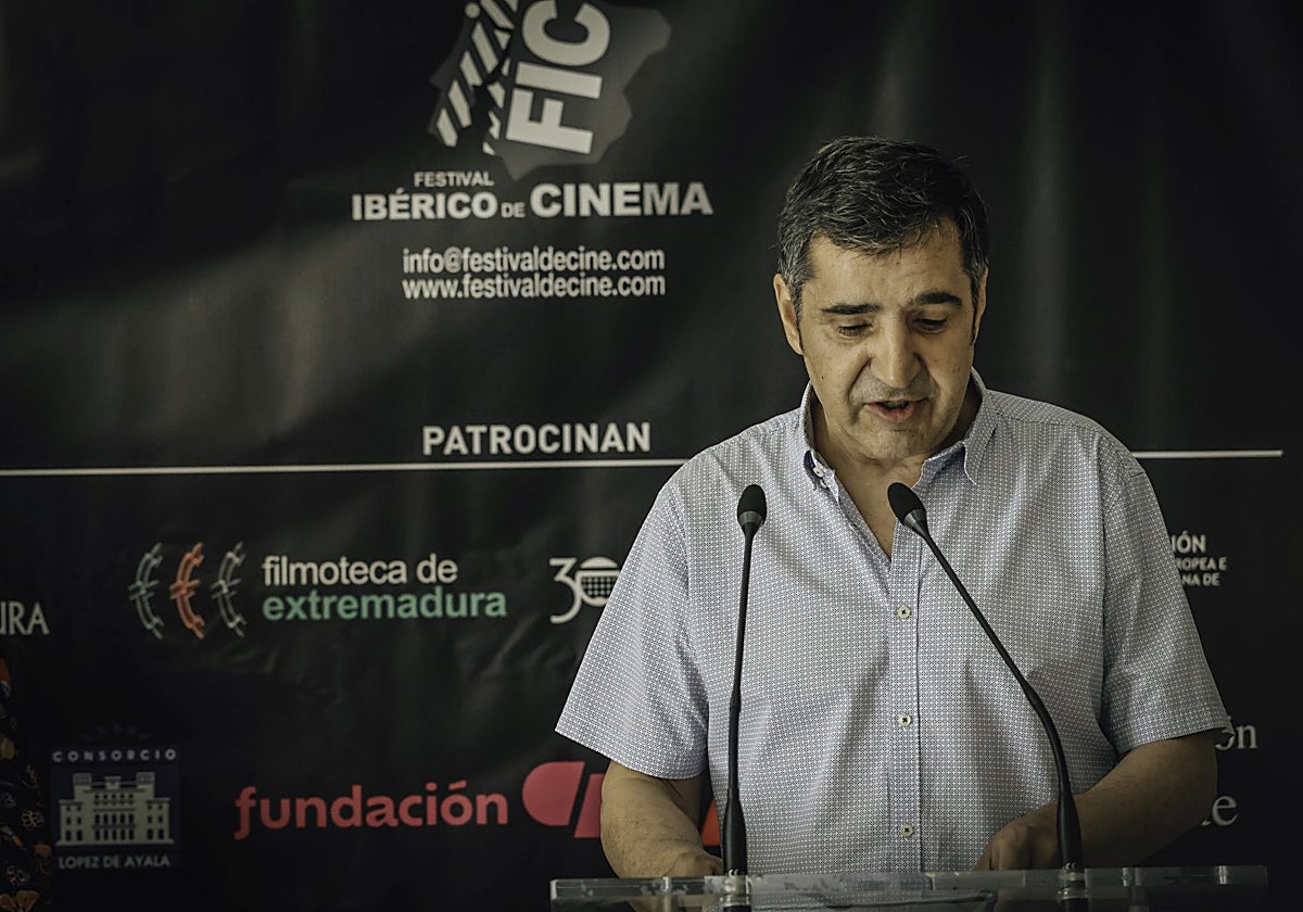 Francisco Espada, director del Festival Ibérico de Cine durante la presentación en el López de Ayala de Badajoz.