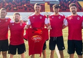 Germán Corengia, en el centro, junto a su cuerpo técnico en el Montijo la pasada temporada.