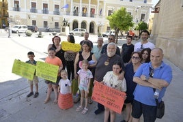 Familiares y padres del colegio Juan Vázquez piden que Carlos se quede en el colegio.