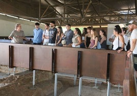 El arqueólogo Santiago Feijoo junto a los estudiantes de los cursos en la Casa del Anfiteatro.
