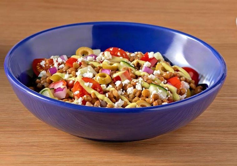 Ensalada de lentejas con salsa de aguacate: fresquita y saludable