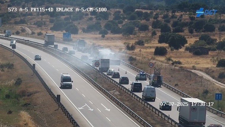 El incendio de un vehículo en la A-5 provoca retenciones en Castilla-La Mancha