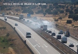 El incendio de un vehículo en la A-5 provoca retenciones en Castilla-La Mancha