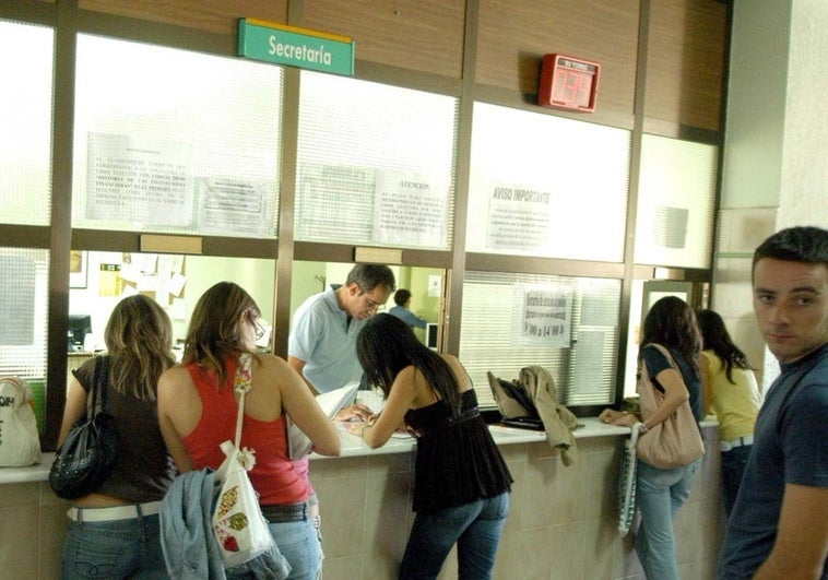 Los alumnos de la UEx son los que menos cambian de grado tras el primer curso académico