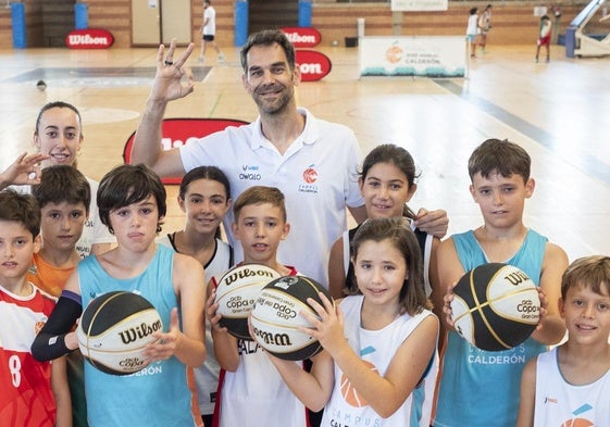 José Manuel Calderón con algunos de los participantes en el campus.