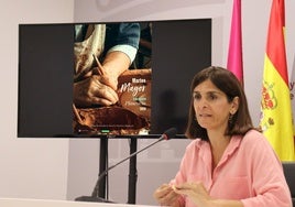 Belinda Martín, concejala de Turismo, durante la presentación del cartel del Martes Mayor 2025.