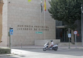 El acusado será juzgado mañana en la Audiencia Provincial.