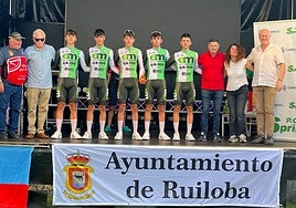 Los integrantes del Electromercantil-GR100 en el podio del Circuito Cántabro.