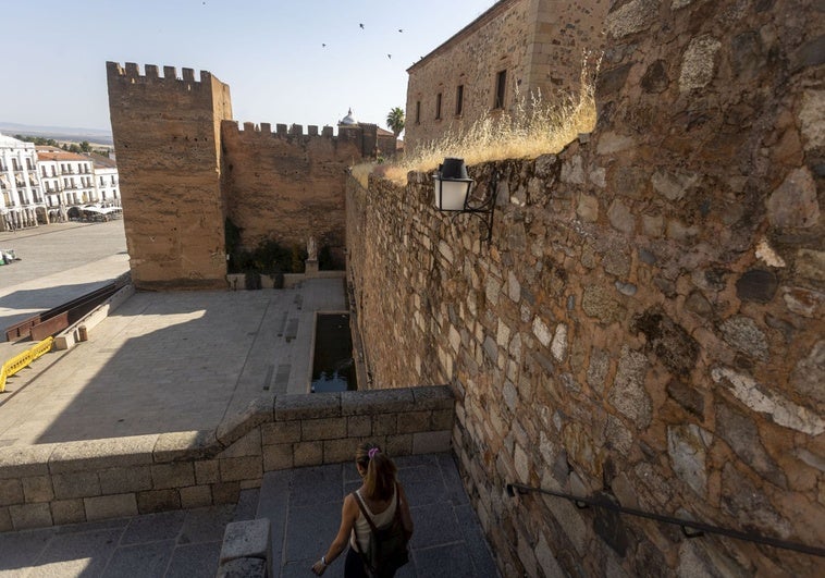 Sale a contratación la tercera fase de la rehabilitación de la muralla de Cáceres, que alargará el tramo visitable de la Plaza Mayor