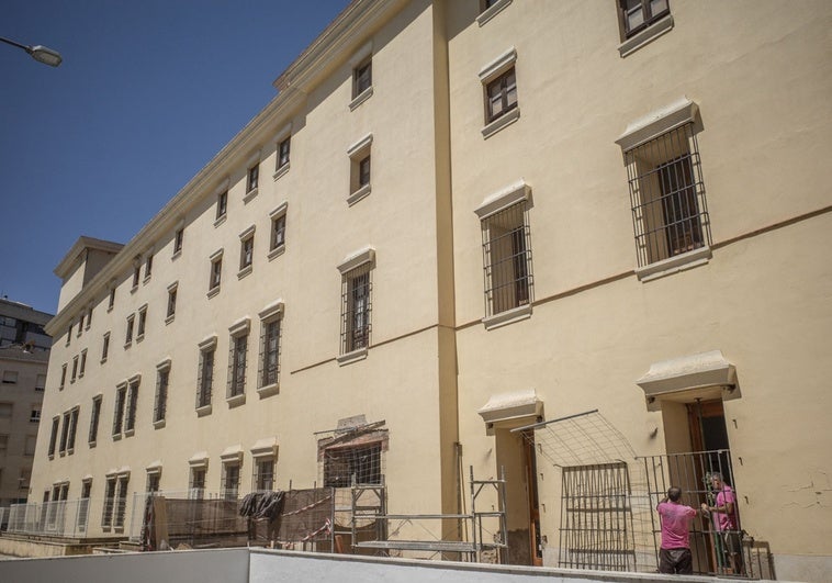 El Hospital Provincial convierte nueve ventanales en puertas de acceso