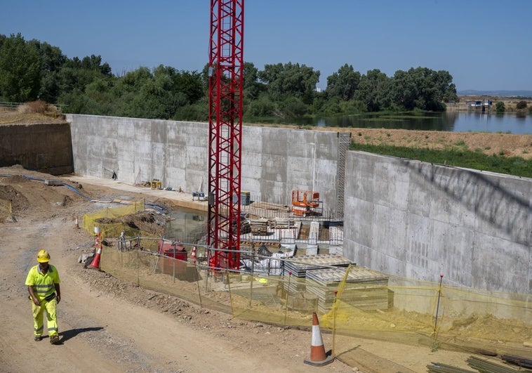 El azud de la Granadilla pone las bases para el nuevo canal y las compuertas