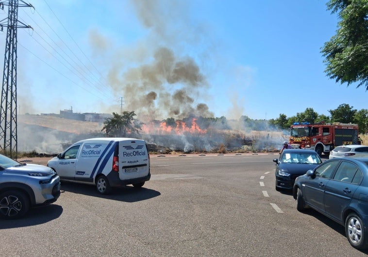 Estampida para retirar vehículos ante un incendio en la barriada de San Miguel de Badajoz