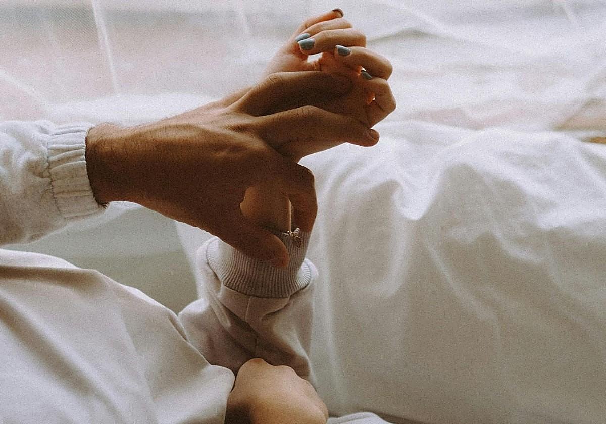 La psicóloga Lara Ferreiro sobre las parejas en verano: «Este es el motivo por el que se disparan las infidelidades»