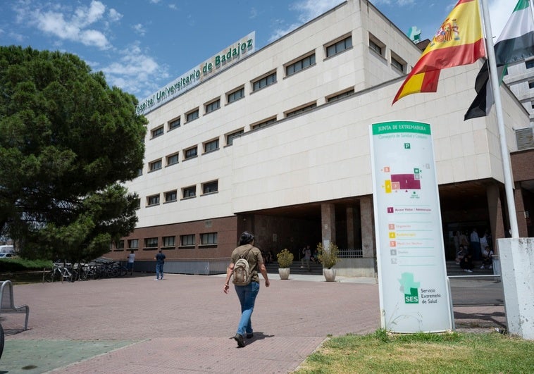 El SES cesa a la jefa de Cirugía Vascular de Badajoz y el PSOE pide explicaciones