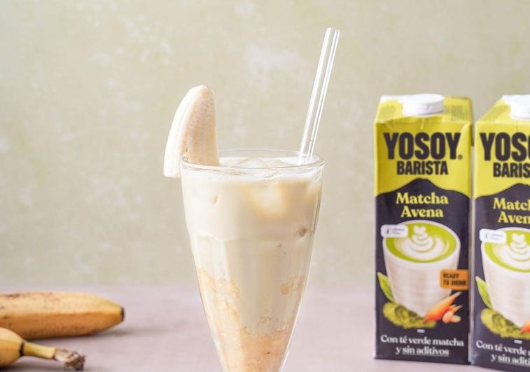 Batido frío de plátano con matcha para las tardes de verano